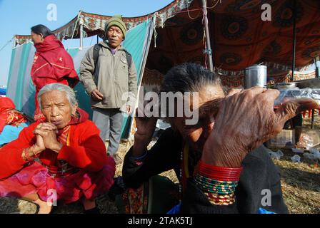 Das Bala Chaturdashi Festival ist eine Feier in Nepal, die jedes Jahr Ende November oder Anfang Dezember im Pashupatinath Tempel in der Nähe von Kathmandu stattfindet. Hindu-Pilger aus ganz Nepal und Indien versammeln sich am Pashupatinath-Tempel, der als der heiligste Tempel von Shiva (Pashupati) in Nepal gilt. Eine Nachtwache im Licht kleiner Dochtlampen markiert den Beginn von Bala Chaturdashi. Kathmandu, Nepal. Stockfoto