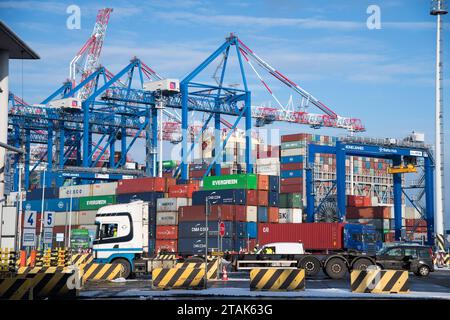 Danzig, Polen. 1. Dezember 2023. Eines der neuesten und größten Containerschiffe der Orient Overseas Container Line, OOCL Gdynia, in Baltic Hub, ehemaliger Deepwater Container Terminal DCT © Wojciech Strozyk / Alamy Live News Stockfoto