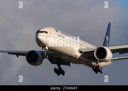 Saudi Arabian Airlines, Saudia, Boeing 777-300ER Flugzeugjet HZ-AK30 im Finale landet in der späten Wintersonne am Flughafen London Heathrow, Großbritannien Stockfoto