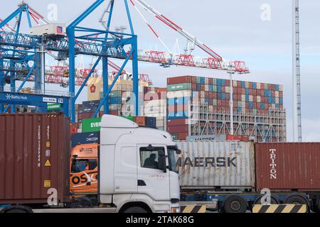 Danzig, Polen. 1. Dezember 2023. Eines der neuesten und größten Containerschiffe der Orient Overseas Container Line, OOCL Gdynia, in Baltic Hub, ehemaliger Deepwater Container Terminal DCT © Wojciech Strozyk / Alamy Live News Stockfoto