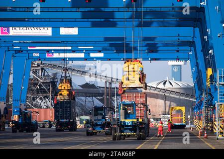 Danzig, Polen. 1. Dezember 2023. Eines der neuesten und größten Containerschiffe der Orient Overseas Container Line, OOCL Gdynia, in Baltic Hub, ehemaliger Deepwater Container Terminal DCT © Wojciech Strozyk / Alamy Live News Stockfoto