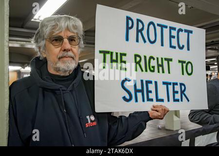 USA. November 2023 30. Am 30. November 2023 versammelten sich Mitglieder der Aktivistengruppe Rise and Resist in der U-Bahn-Station Times Square mit einem Banner mit der Aufschrift „ASYL ZU SUCHEN IST KEIN VERBRECHEN“ für einen Protest zur Unterstützung von Einwanderern, da Bürgermeister Adams entschlossen ist, Asylsuchenden in New York keine Unterkunft zu bieten. Das Wohnen ist ein Recht, und niemand sollte auf der Straße schlafen müssen. (Foto: Erik McGregor/SIPA USA) Credit: SIPA USA/Alamy Live News Stockfoto