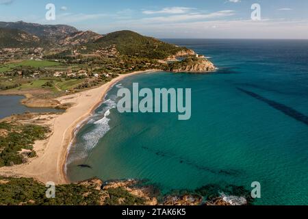 Blick aus der Vogelperspektive auf den Strand von Chia, das Mittelmeer und die Halbinsel mit dem alten Turm Torre di Chia Affioramento Ediacariano. Drohnenlandschaft mit Rock und cli Stockfoto