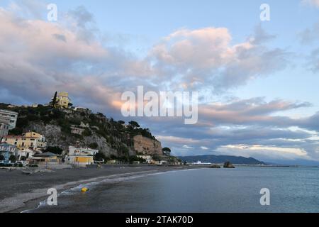 Panoramablick von Vietri sul Mare, einem Dorf an der Amalfiküste in der Provinz Salerno, Italien. Stockfoto