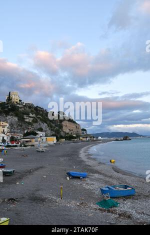 Panoramablick von Vietri sul Mare, einem Dorf an der Amalfiküste in der Provinz Salerno, Italien. Stockfoto