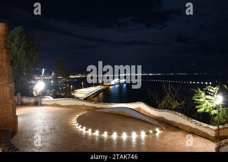 Panoramablick von Vietri sul Mare, einem Dorf an der Amalfiküste in der Provinz Salerno, Italien. Stockfoto