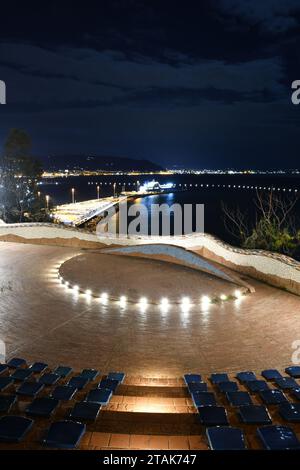 Panoramablick von Vietri sul Mare, einem Dorf an der Amalfiküste in der Provinz Salerno, Italien. Stockfoto