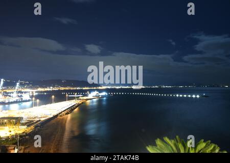 Panoramablick von Vietri sul Mare, einem Dorf an der Amalfiküste in der Provinz Salerno, Italien. Stockfoto