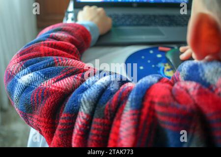 Bildung im digitalen Zeitalter: Kleine Hände in Aktion Stockfoto