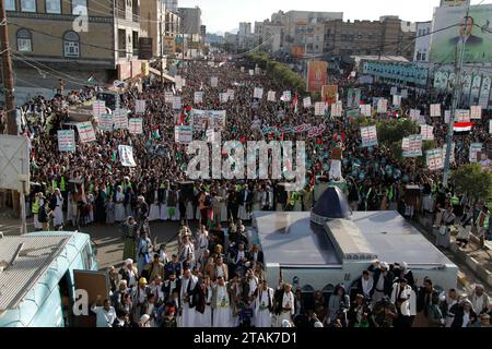 SANAA, Sanaa, Jemen. Dezember 2023. Die Menschen versammeln sich, um Solidarität mit den Palästinensern im Gazastreifen zu zeigen, und angesichts des anhaltenden Konflikts zwischen Israel und der palästinensischen islamistischen Gruppe Hamas haben die Huthis aus dem Jemen geschworen, Raketenangriffe auf Israel wieder aufzunehmen und israelische Schiffe im Roten Meer zu entführen. wenn Israel die Kämpfe in der palästinensischen Enklave des Gazastreifens wieder aufnimmt. (Kreditbild: © Osamah Yahya/ZUMA Press Wire) NUR REDAKTIONELLE VERWENDUNG! Nicht für kommerzielle ZWECKE! Quelle: ZUMA Press, Inc./Alamy Live News Stockfoto