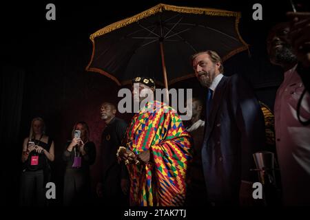 London, Großbritannien. 30. November 2023. HRH Baafuor Agyei Fosu II (Mitte) und Prinz Aimone von Savoyen, Herzog von Aosta und Herzog von Apulien (2. Rechts) kommen zur Enthüllung des Pirelli-Kalenders 2024 durch den Fotografen Prince Gyasi am Londoner Veranstaltungsort des Magazins. Guy Corbishley/Alamy Live News Stockfoto