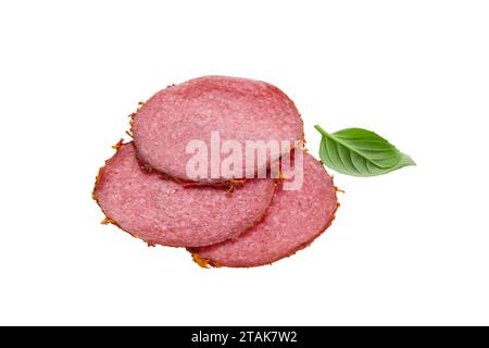 Salamiwurstscheiben und grünes Basilikum isoliert auf weißem Hintergrund. Wenige Stücke oder mehrere Scheiben. Hochauflösendes Bild. Kann für Self-des verwendet werden Stockfoto
