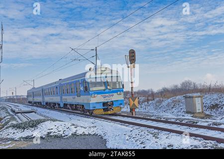 Blauer Passagierzug in Snowy Dugo Selo, Kroatien Stockfoto