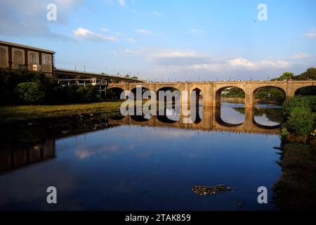 Chhatrapati Shivaji Brücke erbaut 1924, diese Heritage Brücke wurde während der britischen Herrschaft von Raobahadur Ganpatrao Mahadeo Kenjale erbaut. Stockfoto