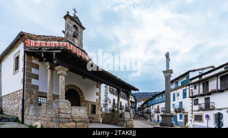 Candelario, Spanien, 16. November 2023. Straßen und Häuser der Stadt Candelario in Salamanca. Stockfoto