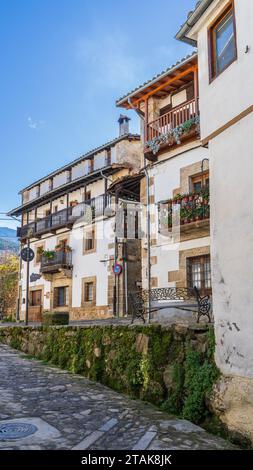 Candelario, Spanien, 16. November 2023. Straßen und Häuser der Stadt Candelario in Salamanca. Stockfoto