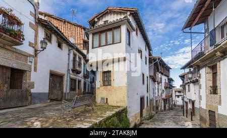 Candelario, Spanien, 16. November 2023. Straßen und Häuser der Stadt Candelario in Salamanca. Stockfoto