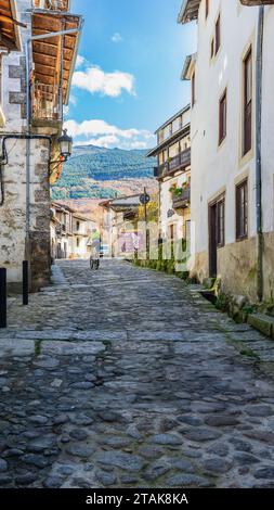 Candelario, Spanien, 16. November 2023. Straßen und Häuser der Stadt Candelario in Salamanca. Stockfoto