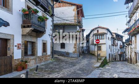 Candelario, Spanien, 16. November 2023. Straßen und Häuser der Stadt Candelario in Salamanca. Stockfoto