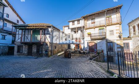 Candelario, Spanien, 16. November 2023. Straßen und Häuser der Stadt Candelario in Salamanca. Stockfoto