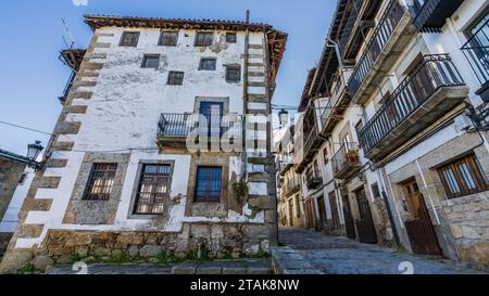 Candelario, Spanien, 16. November 2023. Straßen und Häuser der Stadt Candelario in Salamanca. Stockfoto