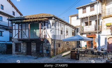 Candelario, Spanien, 16. November 2023. Straßen und Häuser der Stadt Candelario in Salamanca. Stockfoto