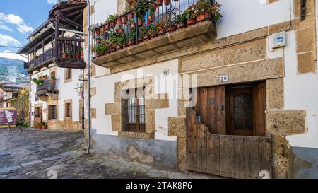 Candelario, Spanien, 16. November 2023. Straßen und Häuser der Stadt Candelario in Salamanca. Stockfoto