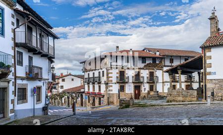 Candelario, Spanien, 16. November 2023. Straßen und Häuser der Stadt Candelario in Salamanca. Stockfoto