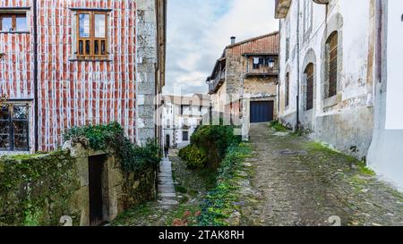 Candelario, Spanien, 16. November 2023. Straßen und Häuser der Stadt Candelario in Salamanca. Stockfoto