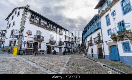 Candelario, Spanien, 16. November 2023. Straßen und Häuser der Stadt Candelario in Salamanca. Stockfoto