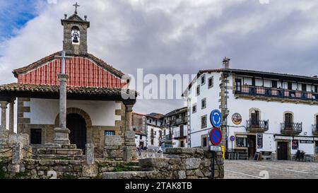 Candelario, Spanien, 16. November 2023. Straßen und Häuser der Stadt Candelario in Salamanca. Stockfoto