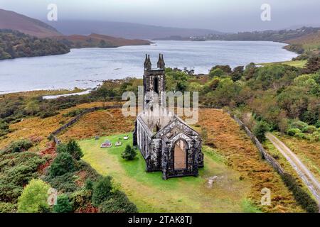 Aus der Vogelperspektive auf die Ruinen der Dunlewey Church in der Nähe des Mount Errigal mit dem Wasser des Dunlewey Lough in der Ferne. Stockfoto