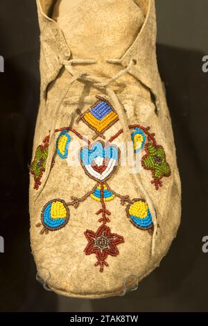 Perlenmokassins im Visitor Center, Knife River Indian Villages National Historic Site, Lewis and Clark National Historic Trail, North Dakota Stockfoto