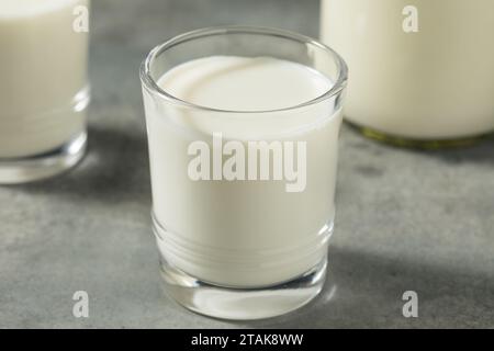 Bio Gras Fed Vollkuhmilch im Glas Stockfoto