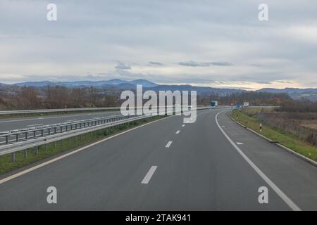 Serbische Autobahn A2 von Belgrad nach Čačak aka Miloš Veliki Stockfoto