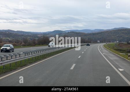 Serbische Autobahn A2 von Belgrad nach Čačak aka Miloš Veliki Stockfoto