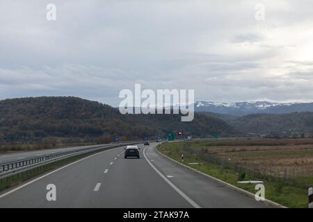 Serbische Autobahn A2 von Belgrad nach Čačak aka Miloš Veliki Stockfoto