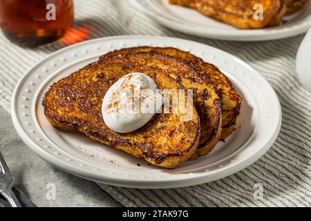 Hausgemachter französischer Eierlikör-Toast mit Schlagsahne Stockfoto