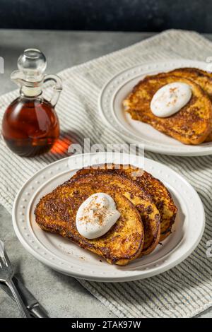 Hausgemachter französischer Eierlikör-Toast mit Schlagsahne Stockfoto