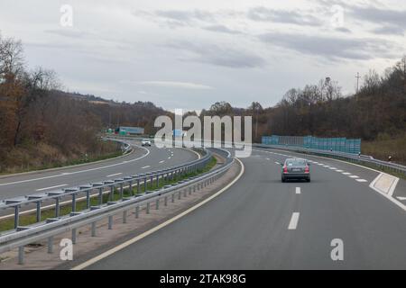 Serbische Autobahn A2 von Belgrad nach Čačak aka Miloš Veliki Stockfoto