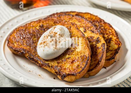 Hausgemachter französischer Eierlikör-Toast mit Schlagsahne Stockfoto