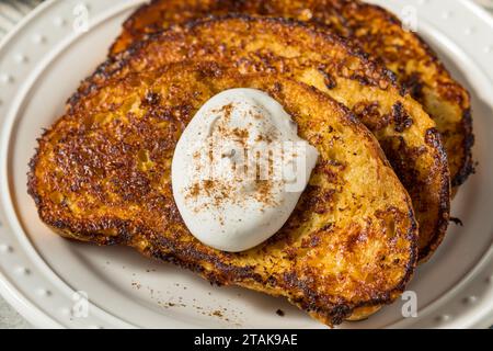 Hausgemachter französischer Eierlikör-Toast mit Schlagsahne Stockfoto