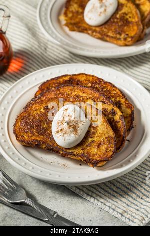 Hausgemachter französischer Eierlikör-Toast mit Schlagsahne Stockfoto