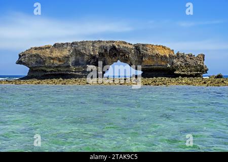 Natürlicher Felsbogen im Mosambik-Kanal vor dem Fischerdorf Andavadoaka in der Nähe von Morombe, Region Atsimo-Andrefana, Madagaskar, Afrika Stockfoto