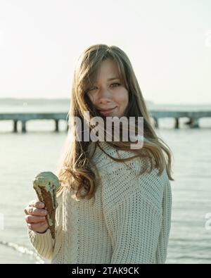Junge Frau Eis essen Stockfoto