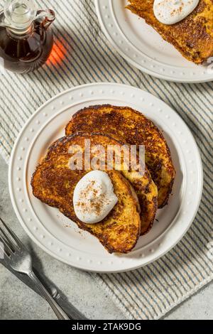 Hausgemachter französischer Eierlikör-Toast mit Schlagsahne Stockfoto