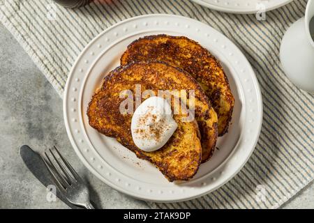 Hausgemachter französischer Eierlikör-Toast mit Schlagsahne Stockfoto