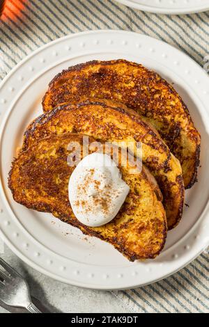 Hausgemachter französischer Eierlikör-Toast mit Schlagsahne Stockfoto