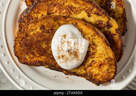 Hausgemachter französischer Eierlikör-Toast mit Schlagsahne Stockfoto