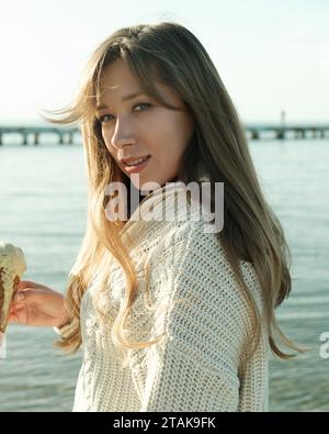 Junge Frau Eis essen Stockfoto